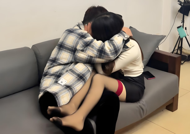 妻子外遇多年我装不知道，每天把她当赚钱工具